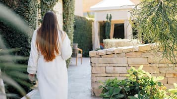 Salas de tratamiento para parejas, sauna y tina de hidromasaje