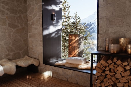 Sauna, hot tub, steam room, body treatments, hydrotherapy, aromatherapy