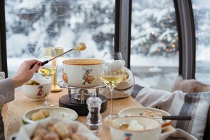 2 restaurants; breakfast, lunch, and dinner served