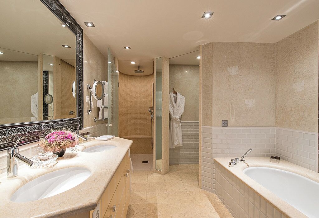 junior family suite, lake view (80 m²) | bathroom | separate bathtub and shower, rainfall showerhead, designer toiletries
