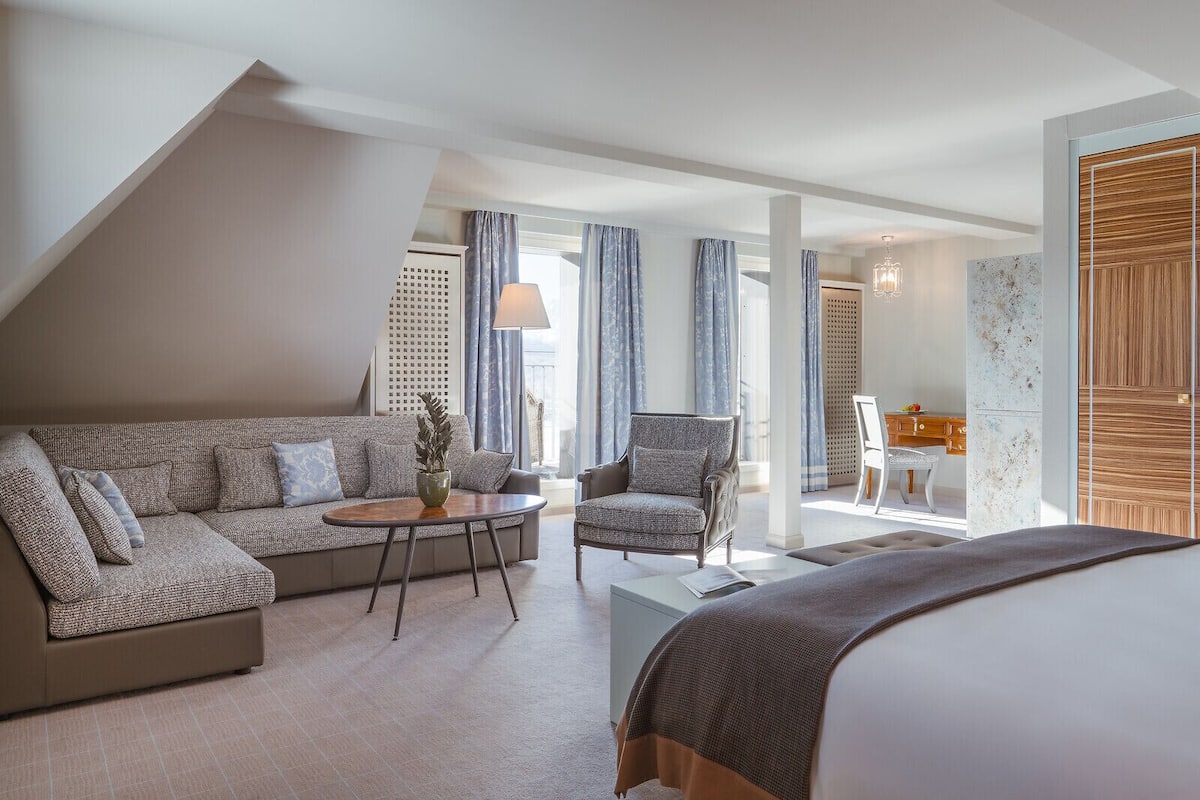 Corner Junior Suite, Lake View, (75 m²) | Premium bedding, minibar (free items), in-room safe, desk