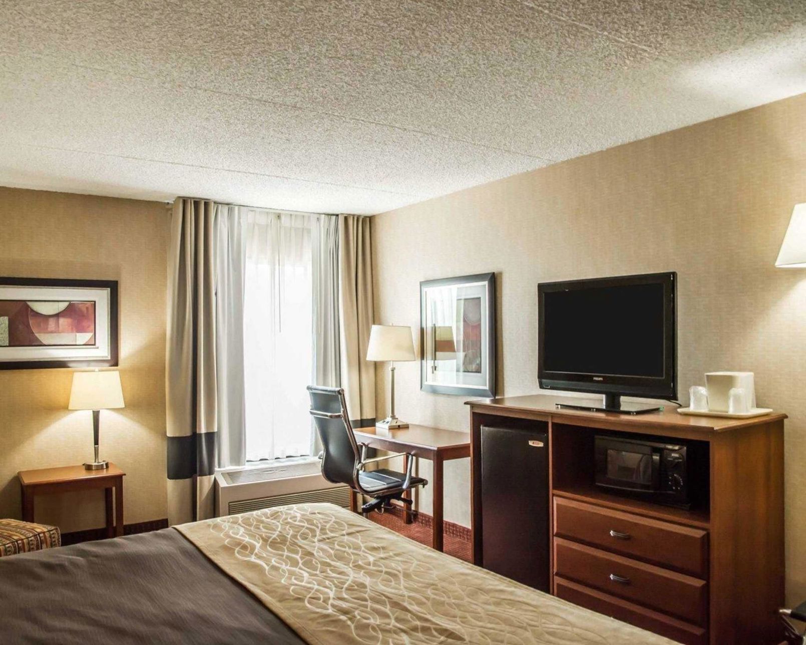 Desk, iron/ironing board, rollaway beds, free WiFi
