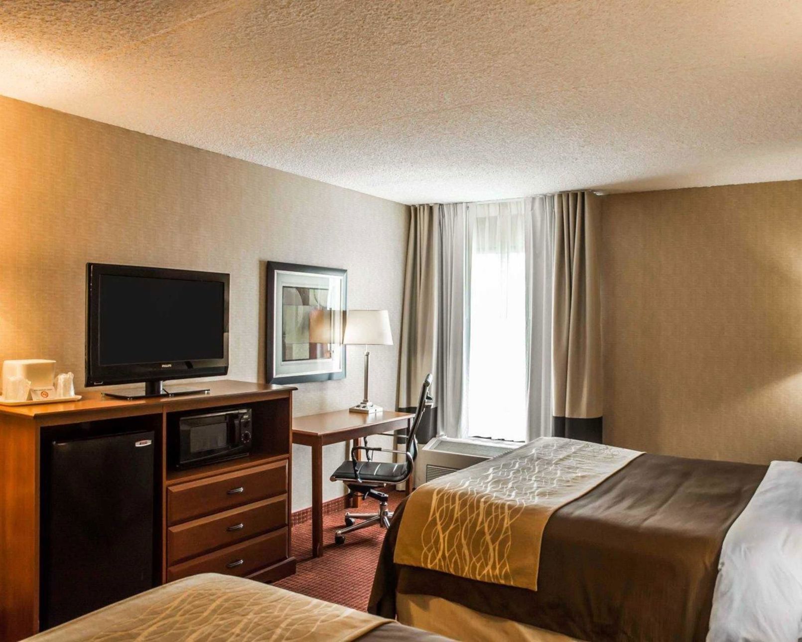 Desk, iron/ironing board, rollaway beds, free WiFi