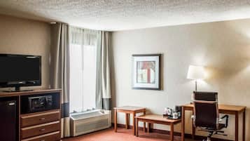 Suite, 1 llit de matrimoni gran i sofà llit, no fumadors (1 Person Sofa Bed) | Escriptori, planxa i posts de planxar i llits addicionals