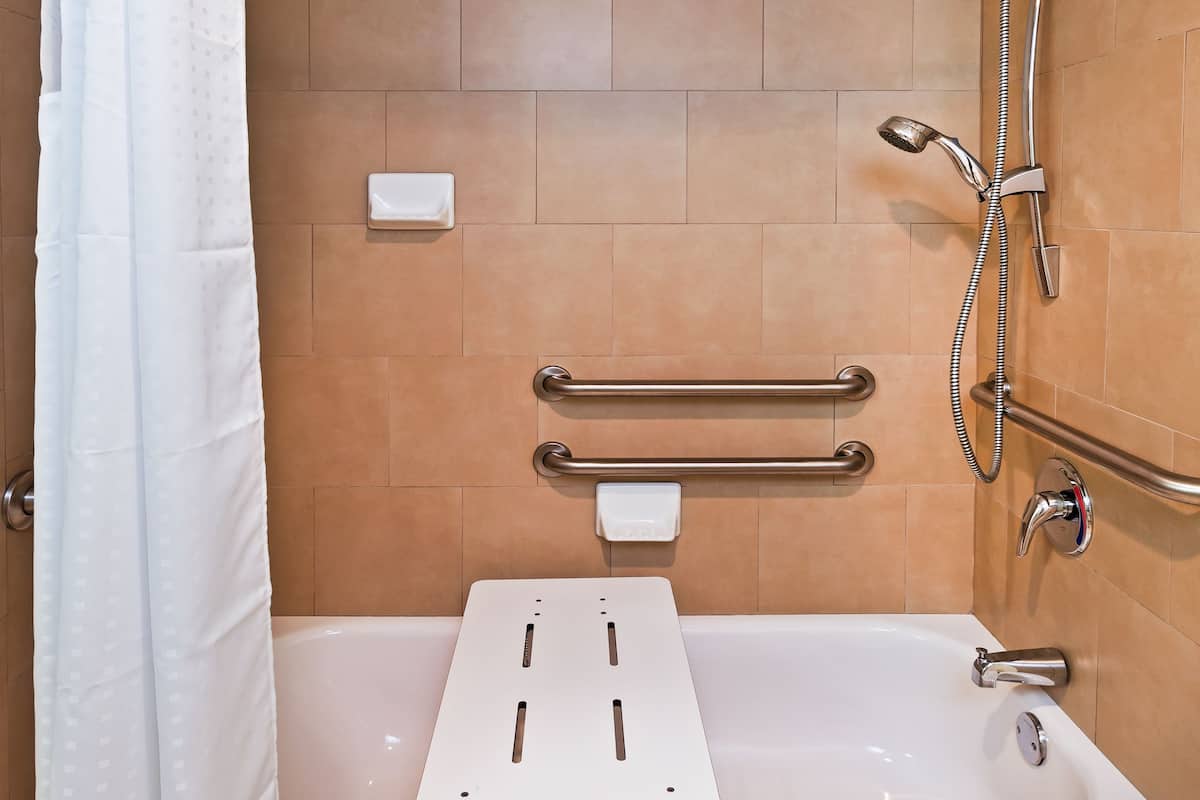 combined shower/bathtub, free toiletries, hair dryer, towels