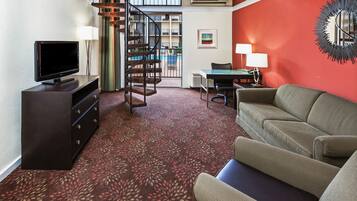 Kamar Standar, 1 Tempat Tidur King dengan tempat tidur Sofa | Seprai antialergi, brankas, meja kerja, dan ruang kerja ramah laptop