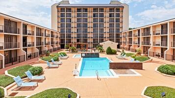 Kauden mukainen ulkouima-allas avoinna 9.00–22.00, aurinkotuoleja