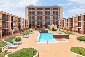 Una piscina al aire libre de temporada (de 09:00 a 22:00), tumbonas