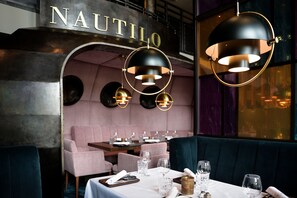 2 restaurantes; se sirve desayuno, almuerzo y cena