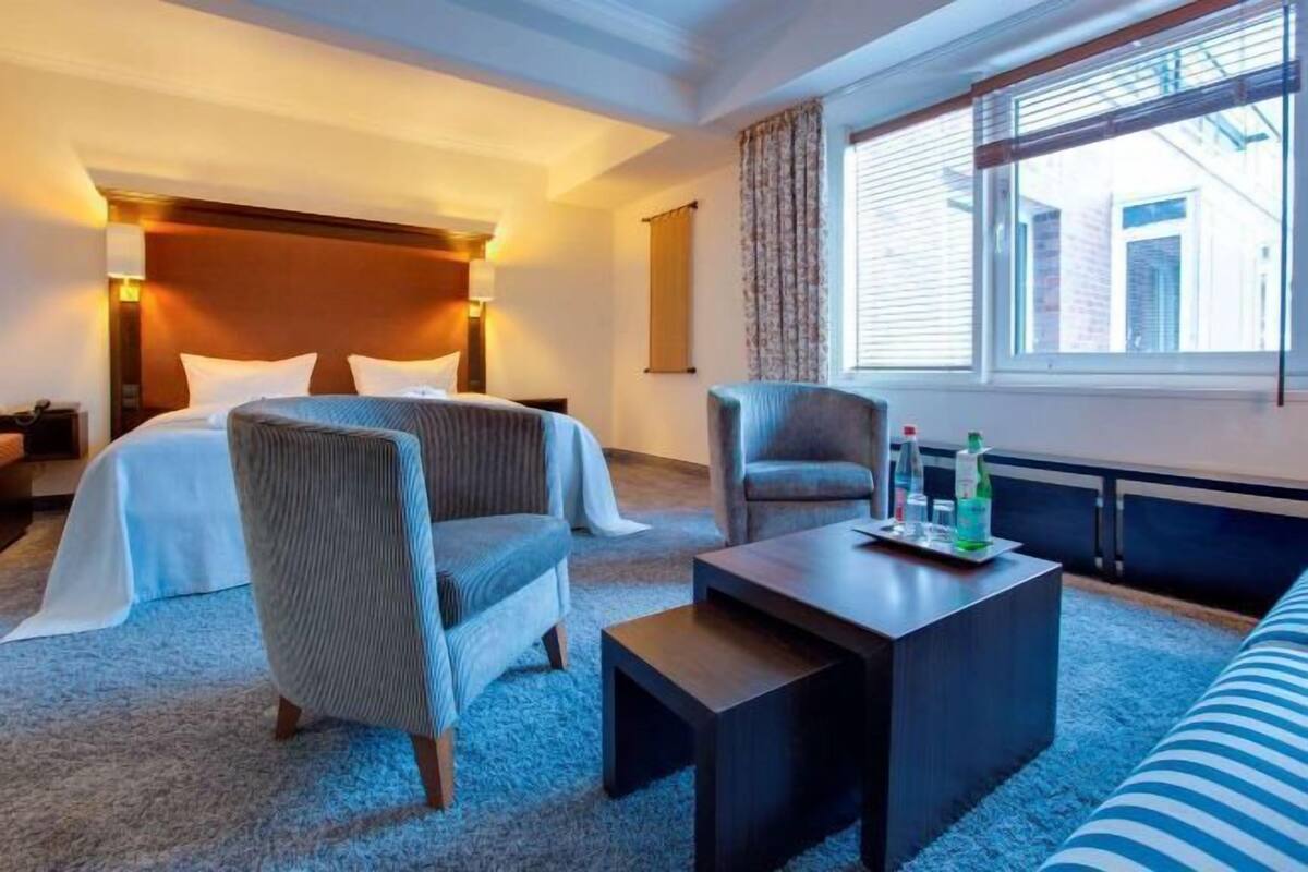Hypo-allergenic bedding, minibar, in-room safe, desk