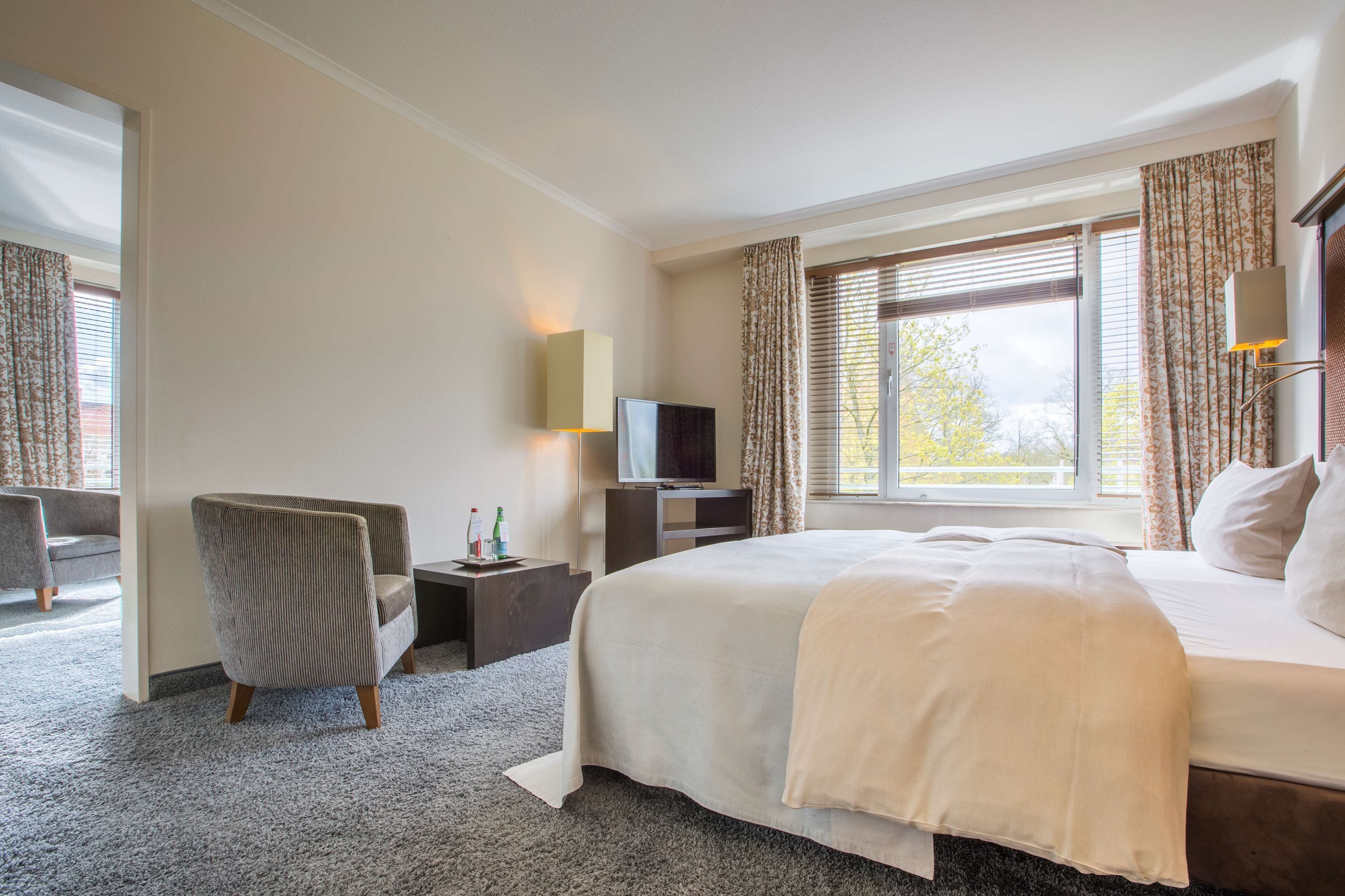 Hypo-allergenic bedding, minibar, in-room safe, desk