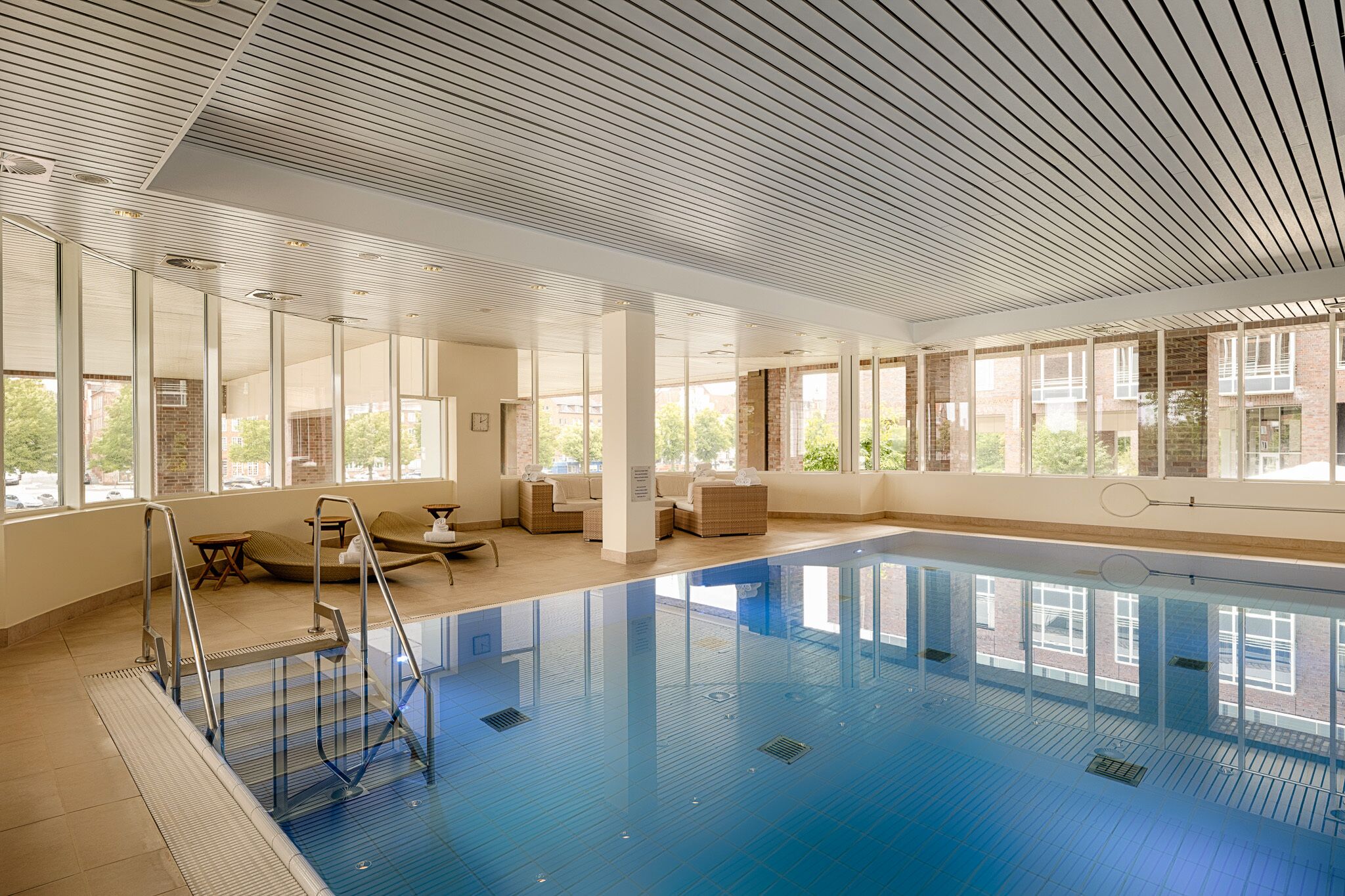 Piscine couverte, accès possible de 06 h 00 à 22 h 00, chaises longues 