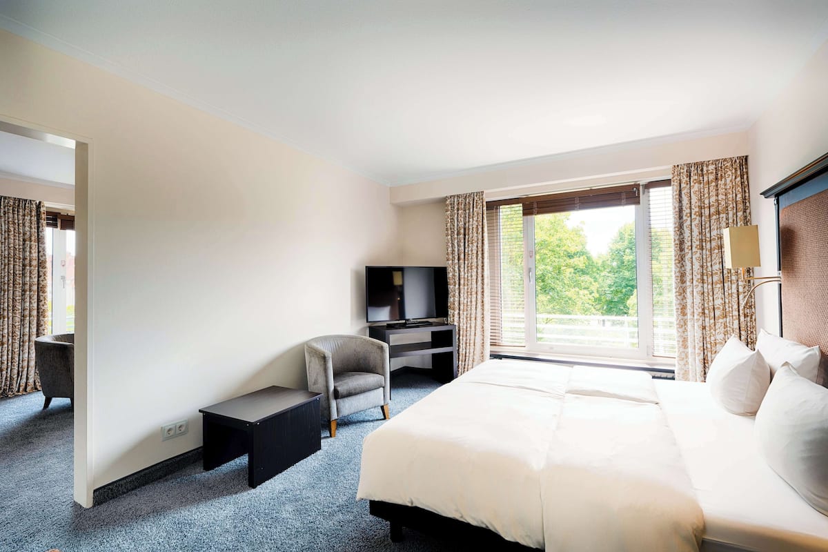 Junior Suite | Hypo-allergenic bedding, minibar, in-room safe, desk