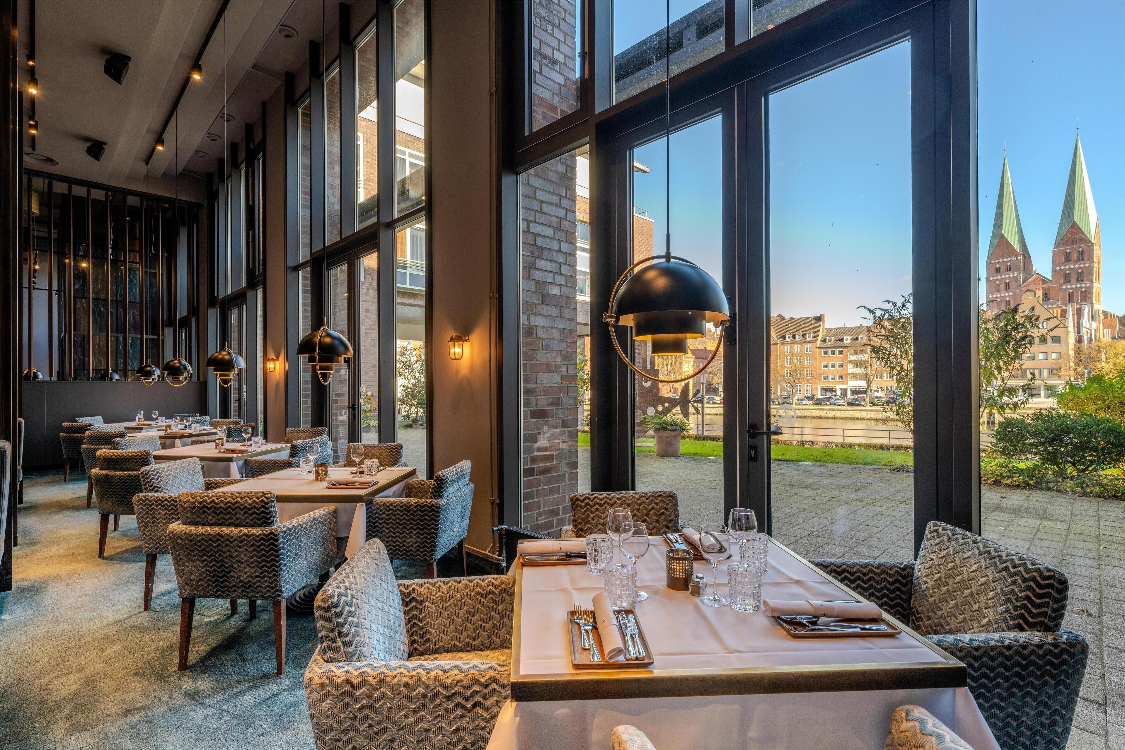 2 restaurants; breakfast, lunch and dinner served 