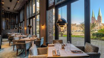2 restaurants; breakfast, lunch and dinner served