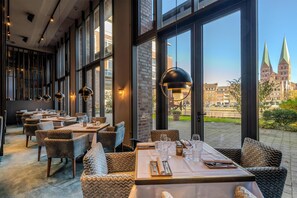 2 restaurants; breakfast, lunch, and dinner served - Radisson Blu Senator Hotel (Lübeck)