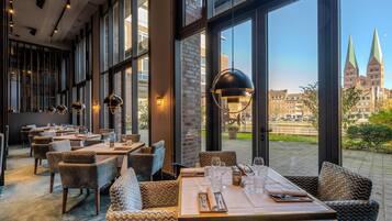 2 restaurants, breakfast served