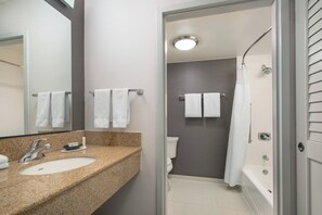 Articles de toilette (gratuits), séchoir à cheveux, serviettes fournies