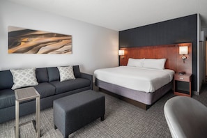 Hypo-allergenic bedding, desk, laptop workspace, iron/ironing board - Courtyard by Marriott Pleasanton (Pleasanton)