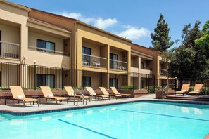 Piscine extérieure (ouverte en saison)