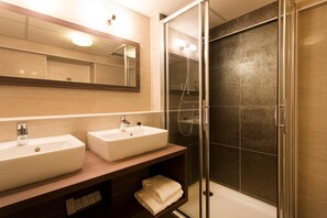 Chambre Deluxe, 2 lits une place | Salle de bain