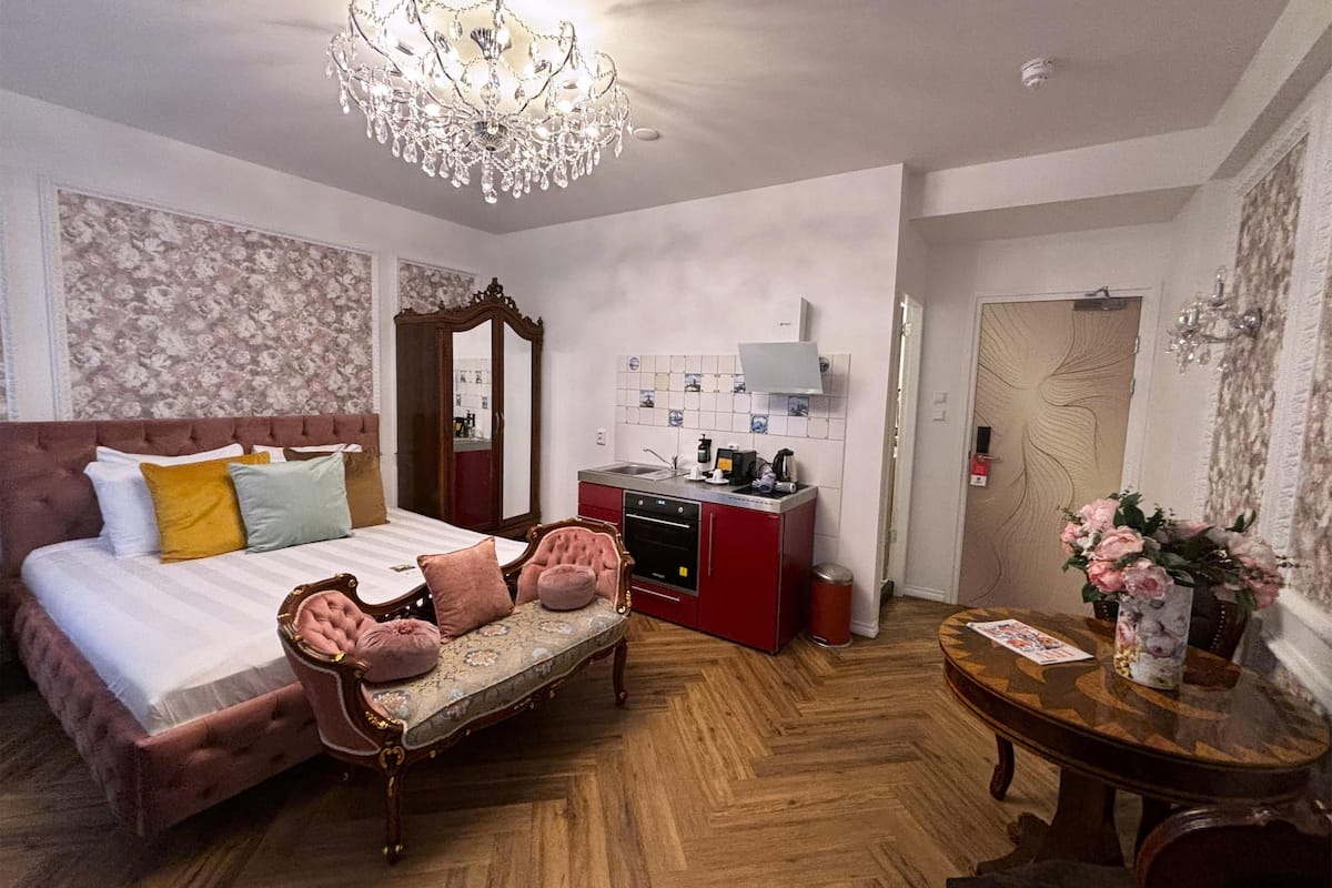 Standard Studio, 1 King Bed, Non Smoking, Kitchenette (Walk-in Shower) | 1 bedroom, in-room safe, desk, laptop workspace