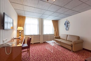 جناح - سريران فرديان منفصلان (Living Room) | خزنة داخل الغرفة ومكتب ومساحة عمل للكمبيوتر المحمول ومكواة/لوح كي