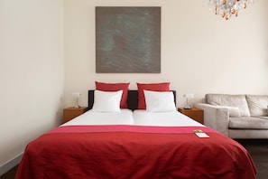 In-room safe, desk, laptop workspace, iron/ironing board - Grand Museum Hotel, BW Signature Collection (Delft)