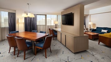 Suite Klub, 1 Tempat Tidur King | Bantalan ekstra lembut, brankas, meja kerja, dan tirai kedap cahaya