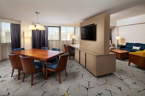 Club Suite, 1 King Bed | Pillowtop beds, in-room safe, desk, blackout drapes