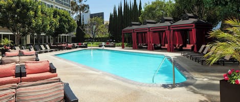 Utomhuspool, uppvärmd pool, gratis cabanor och solstolar