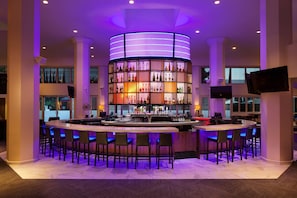 Alfresco dining, open daily - Sheraton Gateway Los Angeles Hotel (Los Angeles)