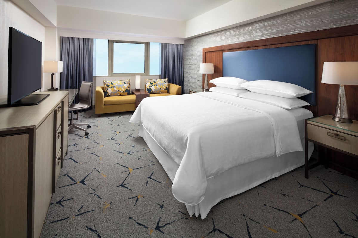 Pillowtop beds, in-room safe, desk, blackout drapes