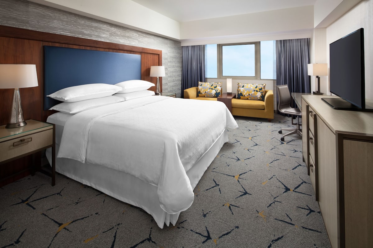 Pillowtop beds, in-room safe, desk, blackout drapes