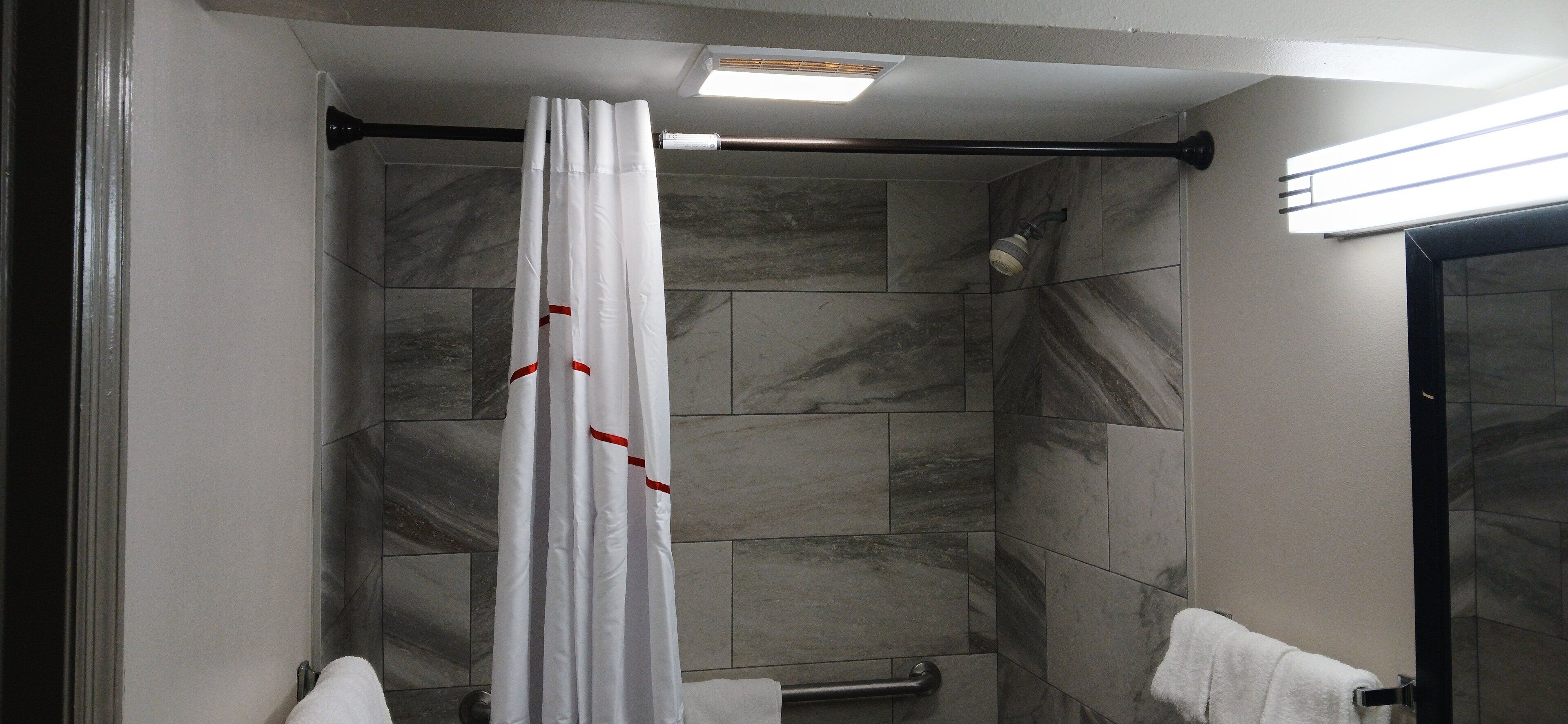 Combined shower/bathtub, free toiletries, hair dryer, towels