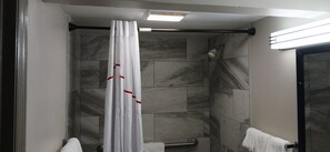 Combined shower/bathtub, free toiletries, hair dryer, towels