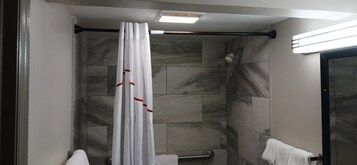 Ducha y bañera combinadas y artículos de higiene personal gratuitos
