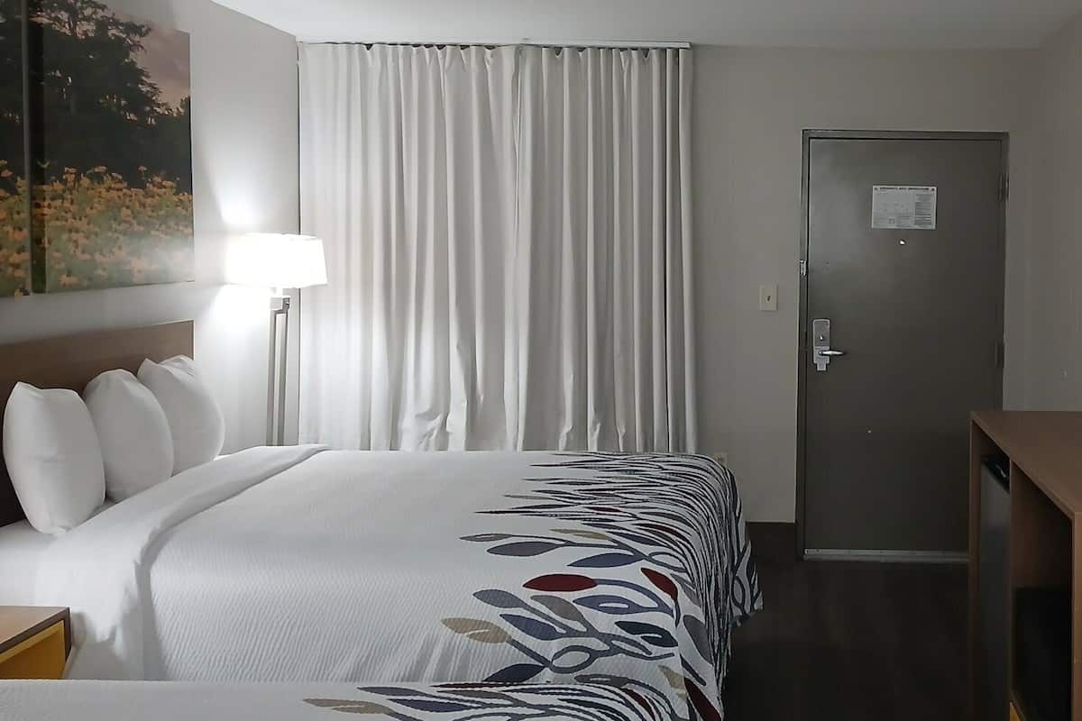 Desk, laptop workspace, WiFi (free), bed sheets