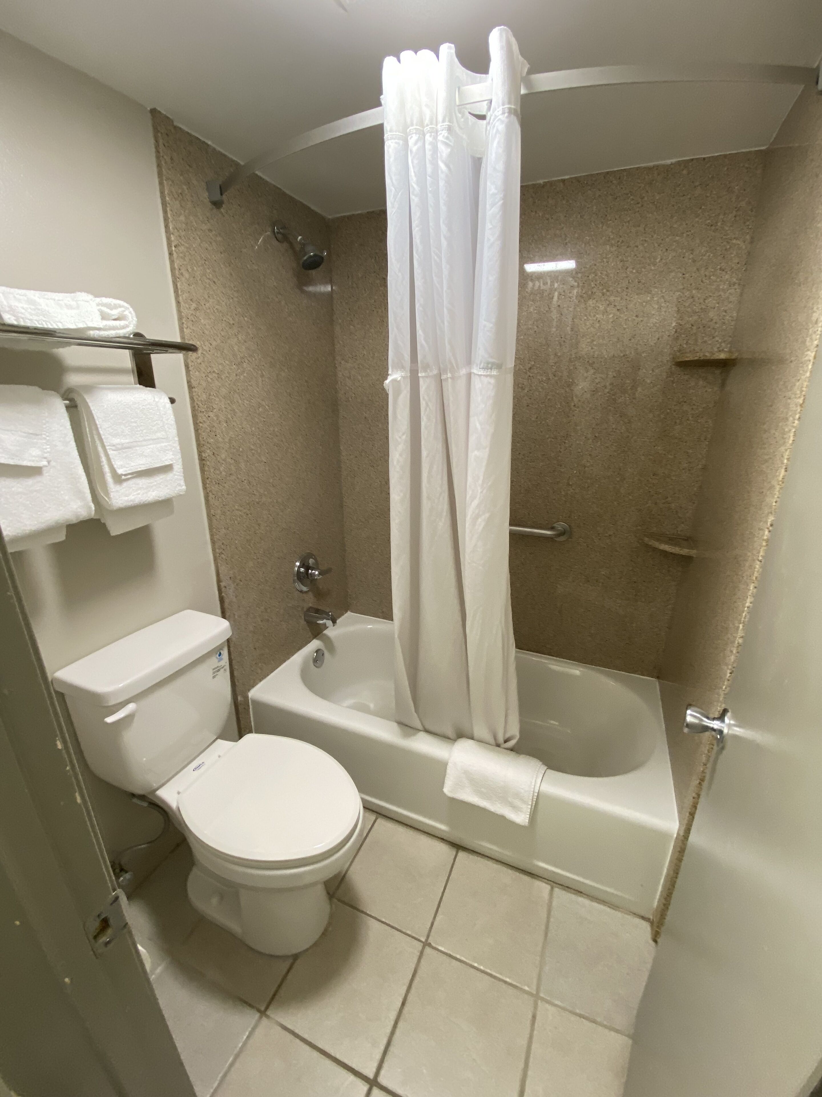 Combined shower/bathtub, free toiletries, hair dryer, towels