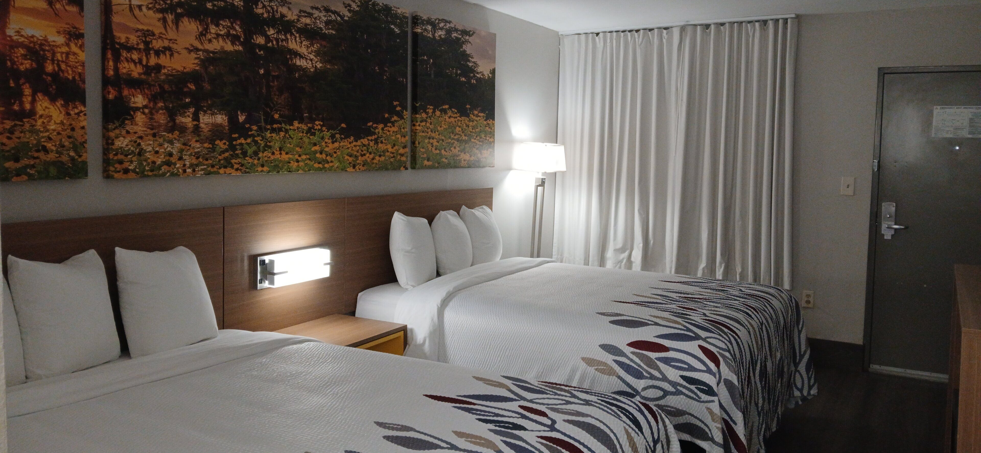 Escritorio, espacio para trabajar con laptop y wifi gratis 