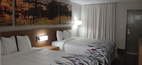 Escritorio, espacio para trabajar con laptop y wifi gratis . Red Roof Inn Leeds