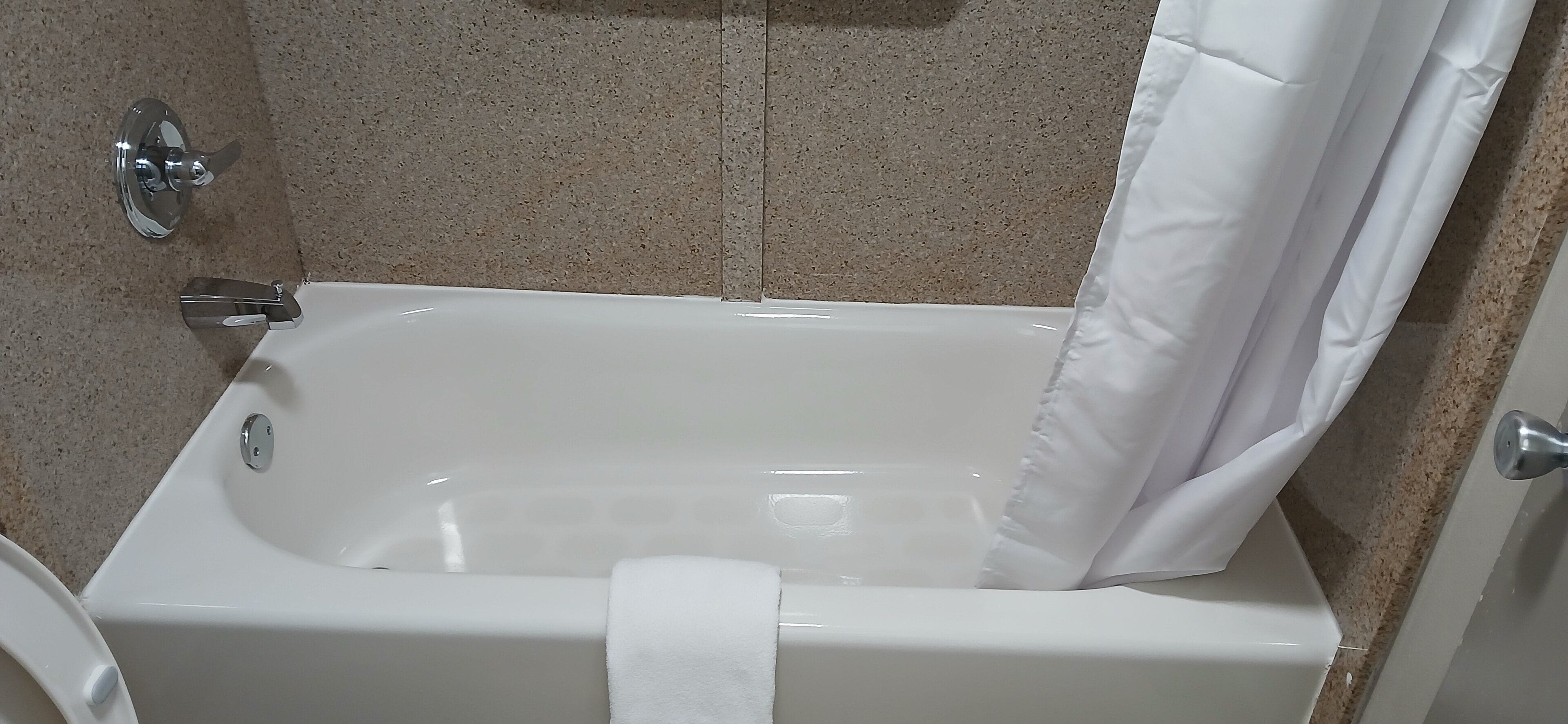 Combined shower/tub, free toiletries, hair dryer, towels