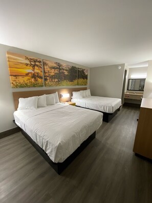 Escritorio, espacio para trabajar con laptop y wifi gratis