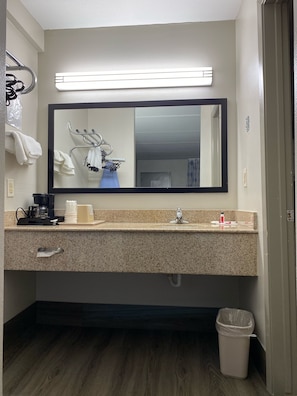 Duschwanne, kostenlose Toilettenartikel, Haartrockner, Handtücher