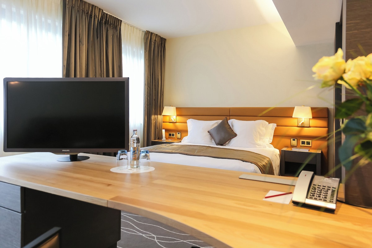 Privilege Room with Balcony | Hypo-allergenic bedding available, minibar, in-room safe, desk