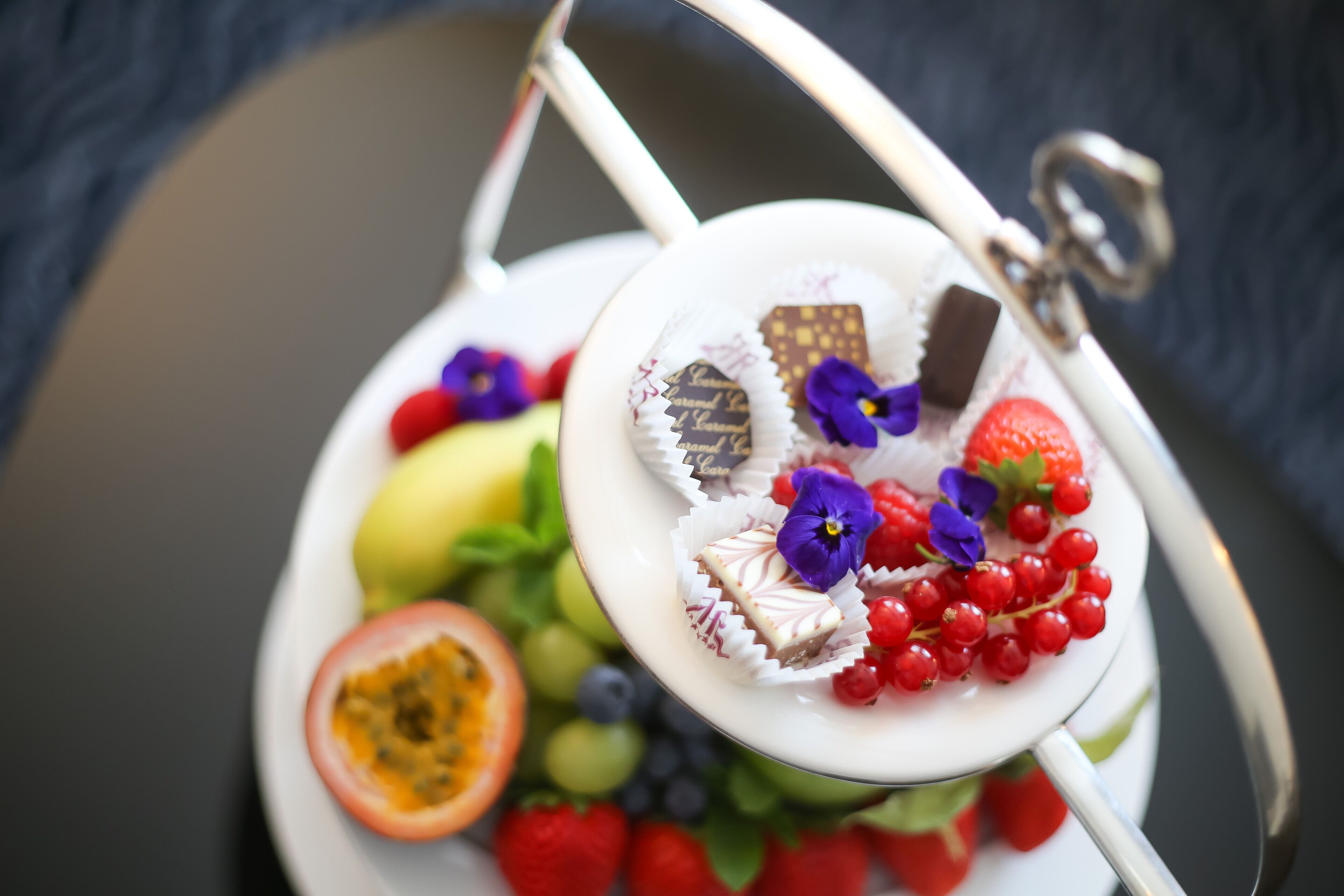 Un plateau contenant divers fruits et chocolats.