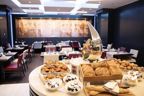 Colazione a buffet, servita tutte le mattine (33 EUR a persona) 