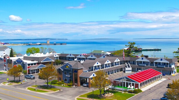 Ein Küstenhotel mit mehreren Gebäuden, einer Marina und Blick auf das Meer.