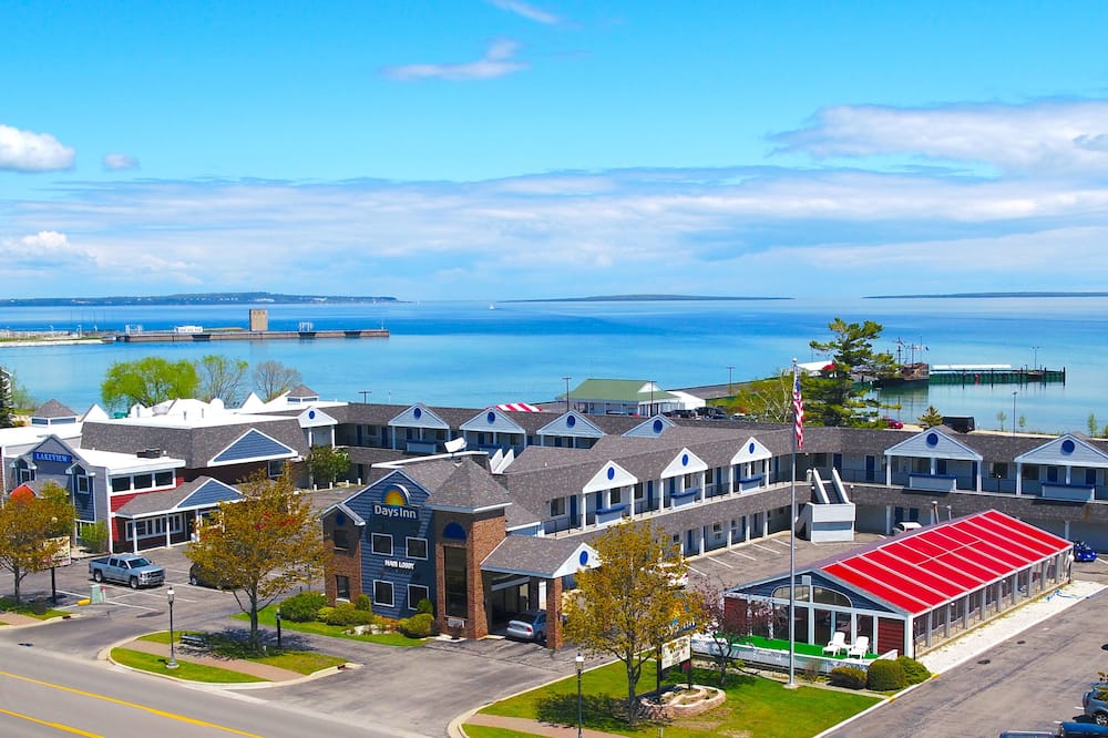 Days Inn by Wyndham Mackinaw City - Lakeview
