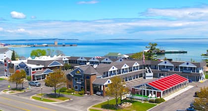 Days Inn by Wyndham Mackinaw City - Lakeview